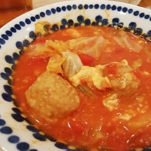 キャベツと肉団子入りトマトスープ